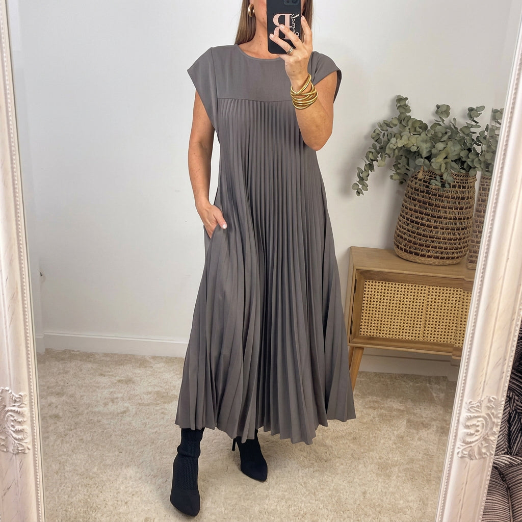 Herminia - Pocketed Pleated Maxi Dress