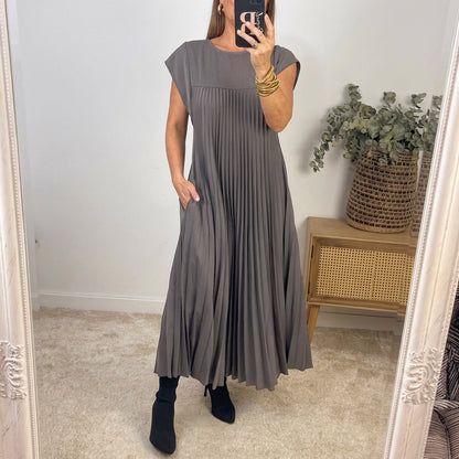 Herminia - Pocketed Pleated Maxi Dress