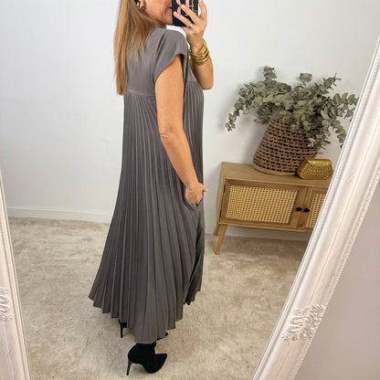 Herminia - Pocketed Pleated Maxi Dress